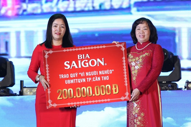 Bích Phương, Đông Hùng dự lễ hội chào năm mới 2017